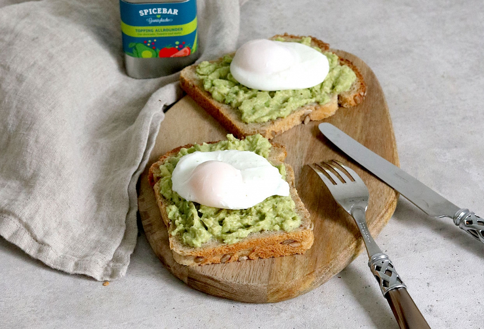Avocado-Toast mit pochierten Eiern